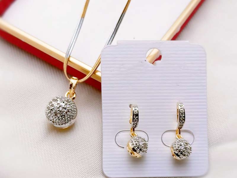 Styish Chain Locket With Tops Styish Chain Locket With Tops