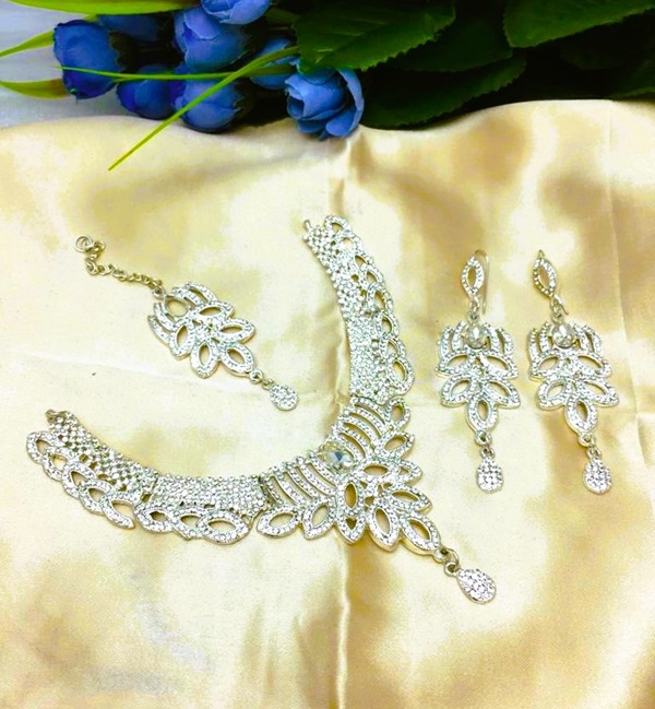Beautiful Silver Wedding Necklace Jewelry Set With Earrings And Tikka (ZV:3098)