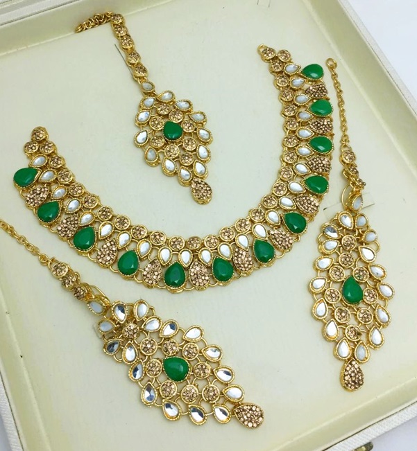 Stylish Green Kundan Choker Necklace Jewelry Set (ZV:5341) Stylish Green Kundan Choker Necklace Jewelry Set (ZV:5341)