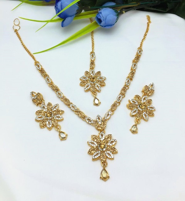 Golden Necklace Set With Earring & Matha Patti (ZV:15373)