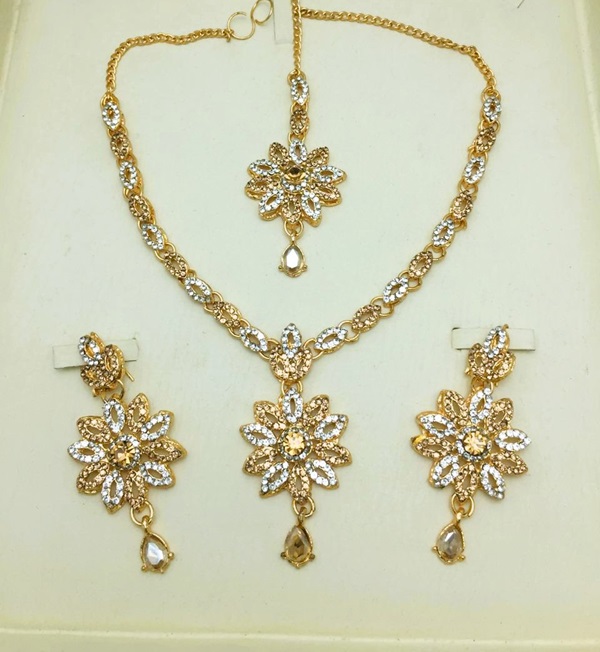 Golden Necklace Set With Earring & Matha Patti (ZV:15373)