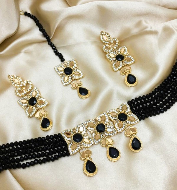 Stylish Black Choker Necklace Jewelry Set With Earrings and Teeka (ZV:19333)