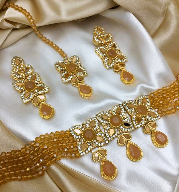 Stylish Peach Color Choker Necklace Jewelry Set With Earrings and Teeka (ZV:19338)