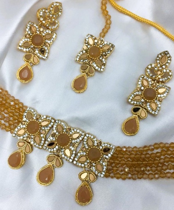 Stylish Peach Color Choker Necklace Jewelry Set With Earrings and Teeka (ZV:19338)