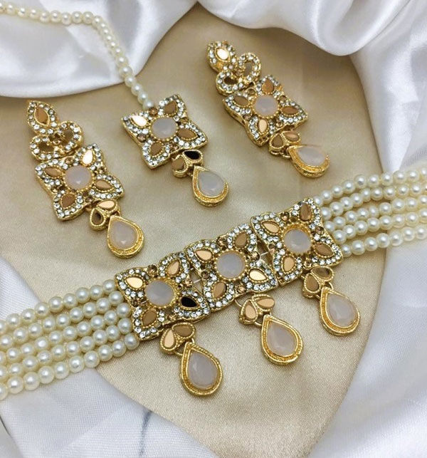 Stylish White Color Choker Necklace Jewelry Set With Earrings and Teeka (ZV:19343)