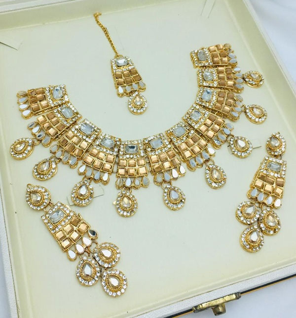 Beautiful Light Golden Zircon Wedding Necklace Jewelry Set with Long Earrings and Teeka Beautiful Light Golden Zircon Wedding Necklace Jewelry Set with Long Earrings and Teeka