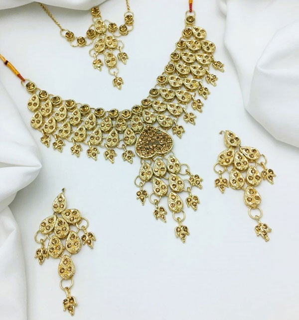 Traditional Antique Gold Zircon Wedding Necklace Jewelry Set with Earrings and Matha Patti (ZV:20433) Traditional Antique Gold Zircon Wedding Necklace Jewelry Set with Earrings and Matha Patti (ZV:20433)
