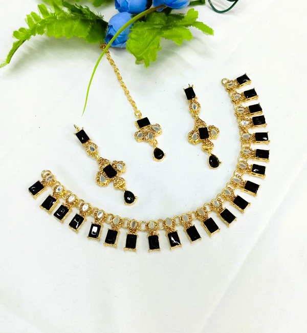 Black Zircon Stone Necklace Set with Earrings and Tika (ZV:27512) Black Zircon Stone Necklace Set with Earrings and Tika (ZV:27512)