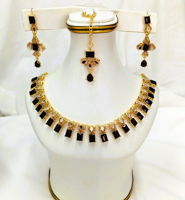 Black Zircon Stone Necklace Set with Earrings and Tika (ZV:27512) Black Zircon Stone Necklace Set with Earrings and Tika (ZV:27512)