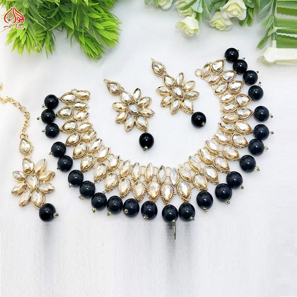 Beautiful Farshiya Kundun Gajra Choker Set With Earrings and Tika (ZV:28421)