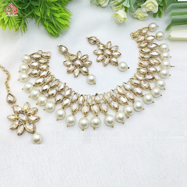 Beautiful Farshiya Kundun Gajra Choker Set With Earrings and Tika (ZV:28421)