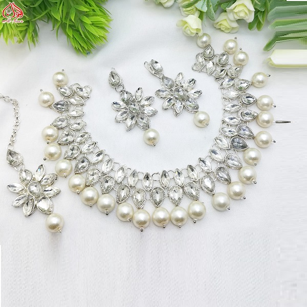 Beautiful Farshiya Kundun Gajra Choker Set With Earrings and Tika (ZV:28421)