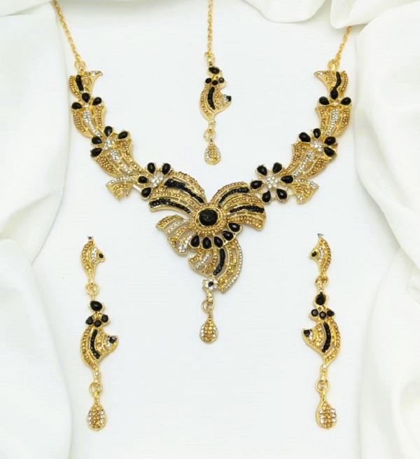 Indian Black Zircon Necklace Set with Earrings and Tika (ZV:29161) Indian Black Zircon Necklace Set with Earrings and Tika (ZV:29161)