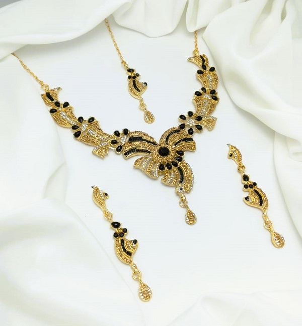 Indian Black Zircon Necklace Set with Earrings and Tika (ZV:29161) Indian Black Zircon Necklace Set with Earrings and Tika (ZV:29161)