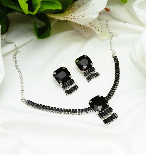 Elegant Zircon American Diamond AD Black Necklace Set with Tops (ZV:29501) Elegant Zircon American Diamond AD Black Necklace Set with Tops (ZV:29501)