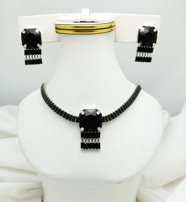 Elegant Zircon American Diamond AD Black Necklace Set with Tops (ZV:29501) Elegant Zircon American Diamond AD Black Necklace Set with Tops (ZV:29501)
