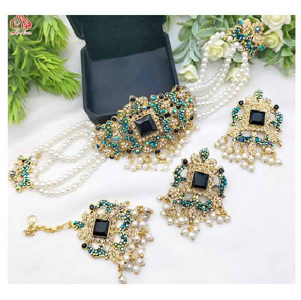 Zircon Rajwari Gajra Choker Set With Tika and Earrings (ZV:31349) Zircon Rajwari Gajra Choker Set With Tika and Earrings (ZV:31349)