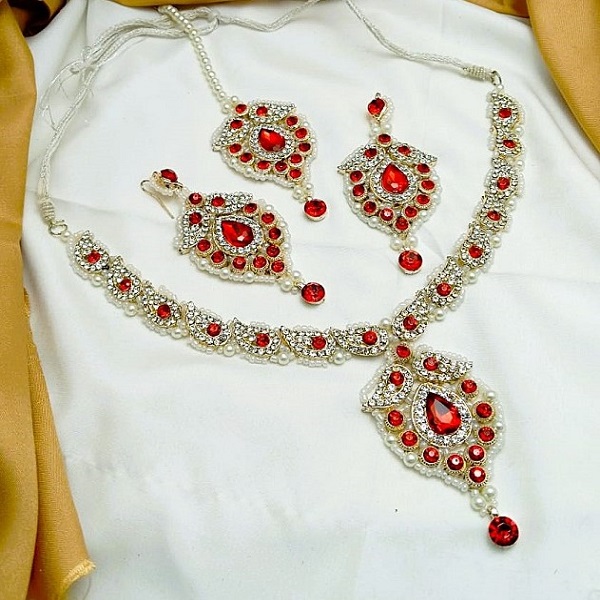 Elegant White and Marron Moti Necklace Set with Earrings and Tika (ZV:31409) Elegant White and Marron Moti Necklace Set with Earrings and Tika (ZV:31409)