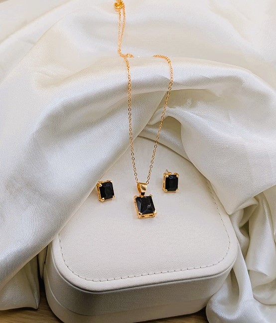 Beautiful Black Stone Pendant Locket Set with Earrings (ZV:141155)