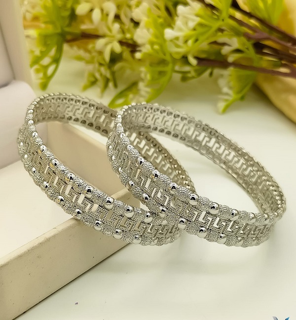 Elegant Silver Plated Textured Bangles Set for Women (ZV:141167) Elegant Silver Plated Textured Bangles Set for Women (ZV:141167)