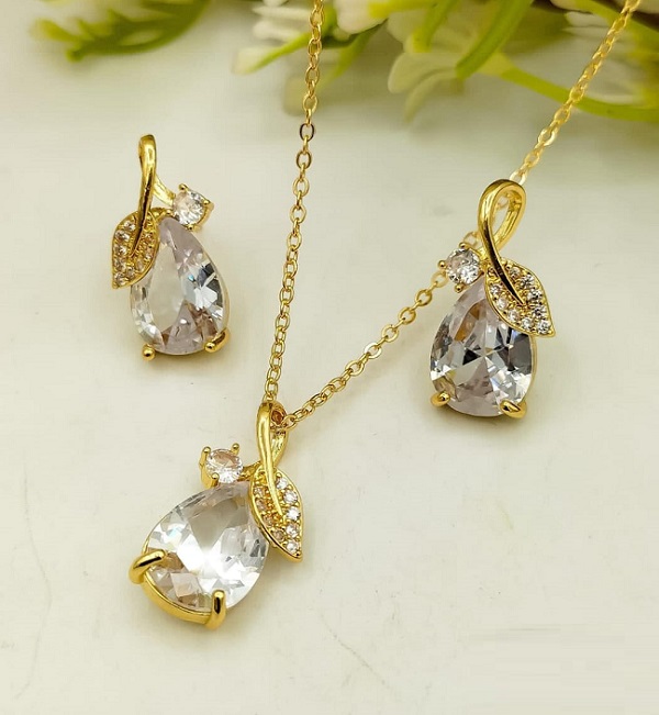Elegant Gold Plated Teardrop Zircon Pendant Necklace Set with Tops (ZV141174)