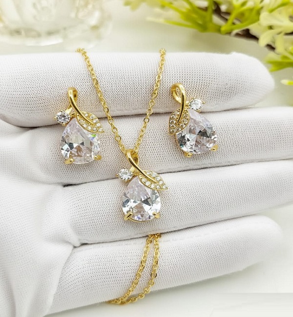 Elegant Gold Plated Teardrop Zircon Pendant Necklace Set with Tops (ZV141174)