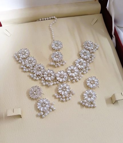 White Kundan Floral Wedding Necklace Set with Earrings and Tikka (ZV:141205)