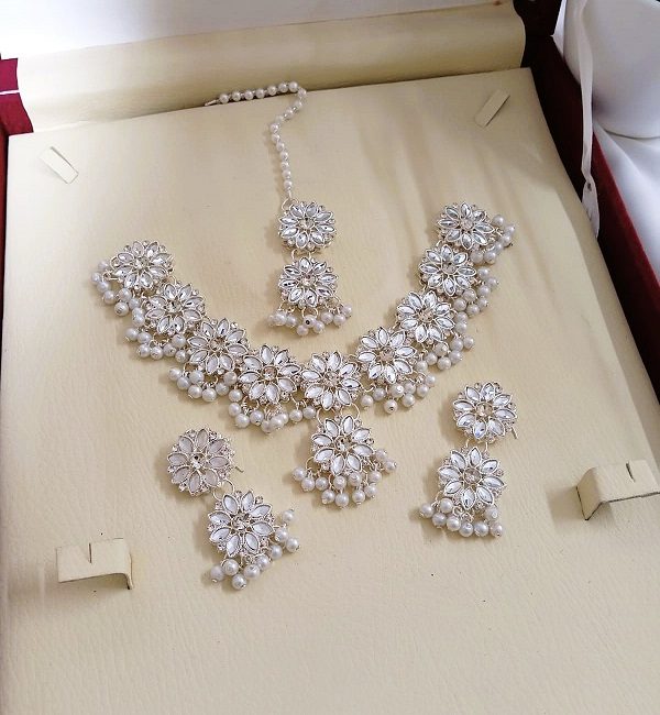 White Kundan Floral Wedding Necklace Set with Earrings and Tikka (ZV:141205)