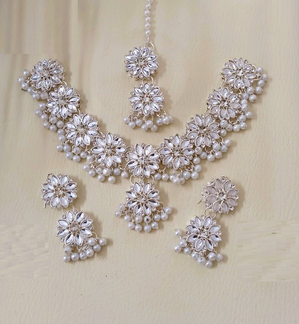 White Kundan Floral Wedding Necklace Set with Earrings and Tikka (ZV:141205)