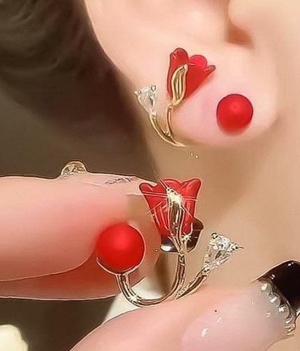 Elegant Red Rose Stud Earrings with Pearl Accent (ZV:141461)