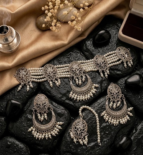 Silver Oxidized Pearl Choker Set with Earrings & Tikka (ZV:141874) Silver Oxidized Pearl Choker Set with Earrings & Tikka (ZV:141874)