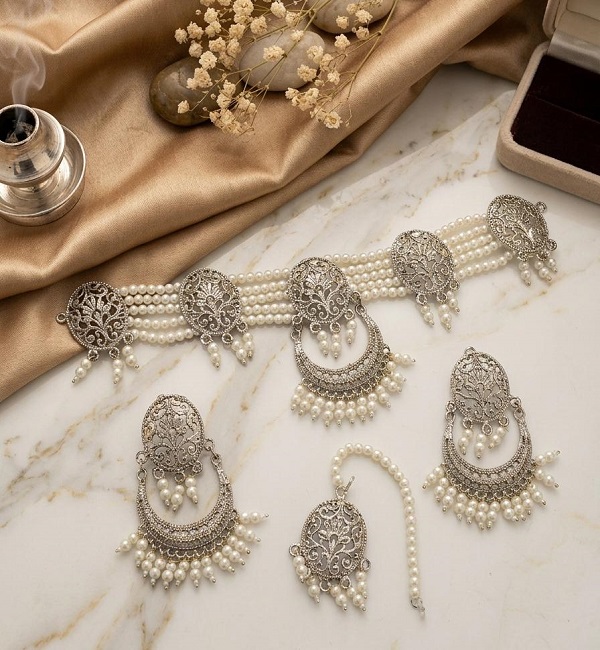 Silver Oxidized Pearl Choker Set with Earrings & Tikka (ZV:141874) Silver Oxidized Pearl Choker Set with Earrings & Tikka (ZV:141874)