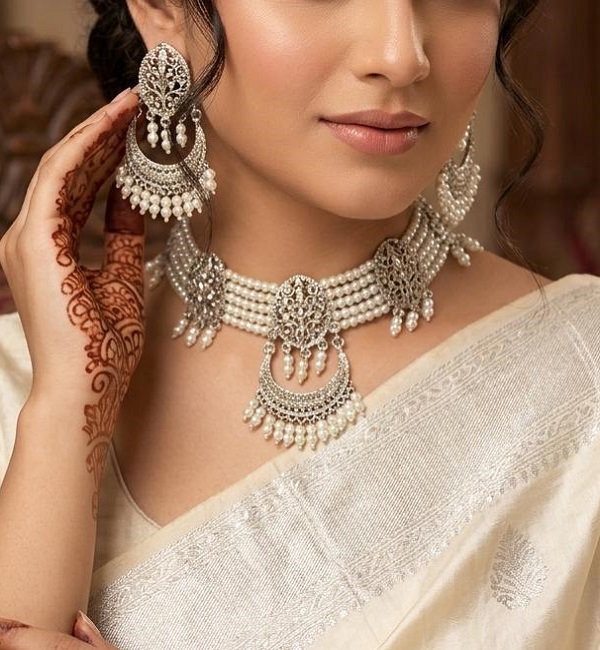 Silver Oxidized Pearl Choker Set with Earrings & Tikka (ZV:141874) Silver Oxidized Pearl Choker Set with Earrings & Tikka (ZV:141874)