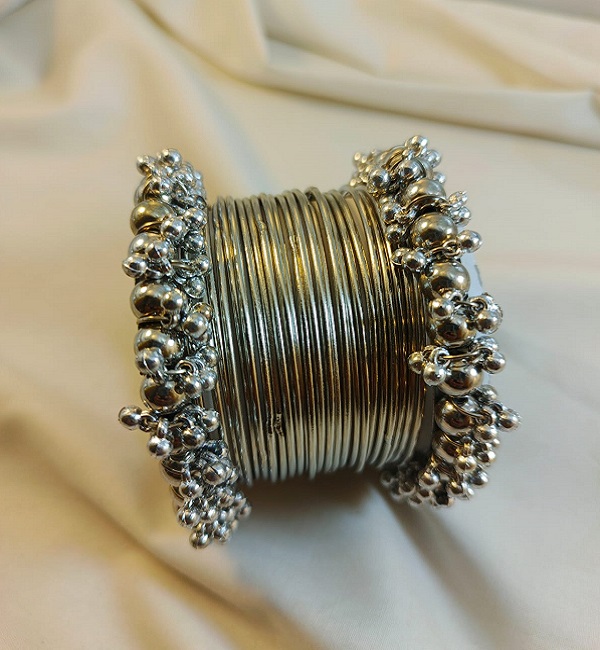 Silver Metal Churiyan Bangles Set with Beaded Kara (ZV:141775) Silver Metal Churiyan Bangles Set with Beaded Kara (ZV:141775)