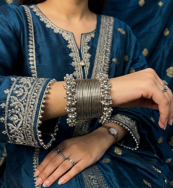 Silver Metal Churiyan Bangles Set with Beaded Kara (ZV:141775) Silver Metal Churiyan Bangles Set with Beaded Kara (ZV:141775)
