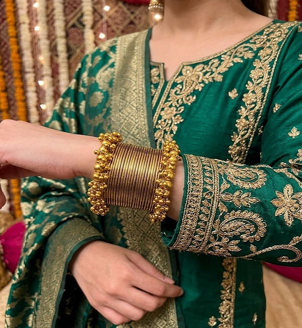 Antique Gold Metal Bangles Set with Beaded Kara (ZV:141771) Antique Gold Metal Bangles Set with Beaded Kara (ZV:141771)
