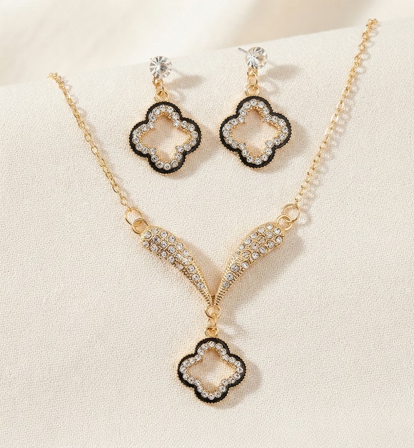 Gold Plated Crystal Clover Pendant Necklace & Earrings Set (ZV:142193) Gold Plated Crystal Clover Pendant Necklace & Earrings Set (ZV:142193)